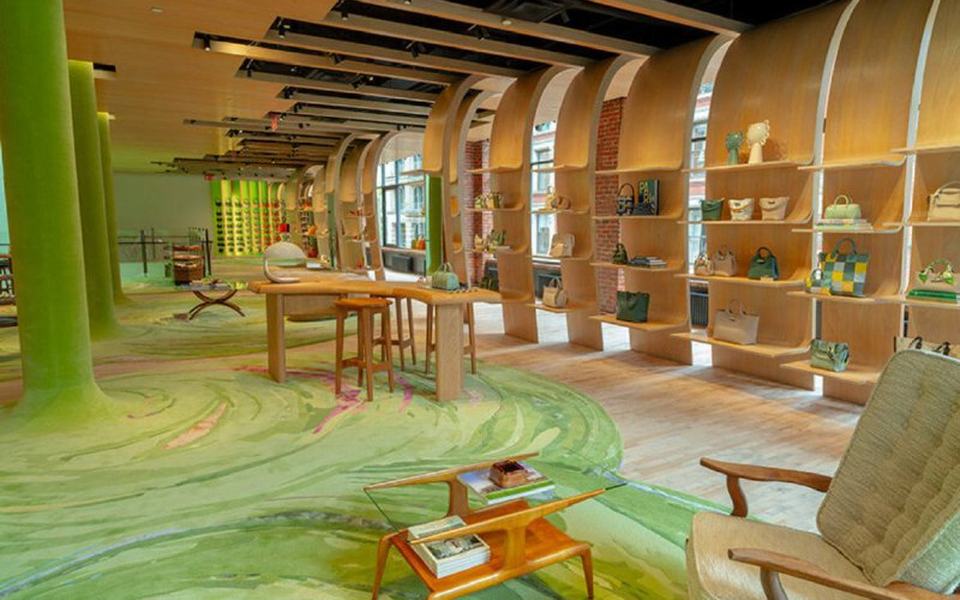 Как зеленый склон поселился в бутике Longchamp